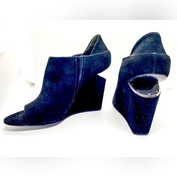 ✨ ALEXANDER WANG “Alla” Suede Peep toe wedge booties with silver cutout plate - Picture 2 of 13